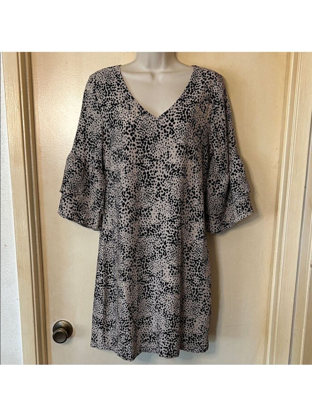 Belongsci Black and Tan Animal Print Shift Mini Dress with Bell Sleeves size S